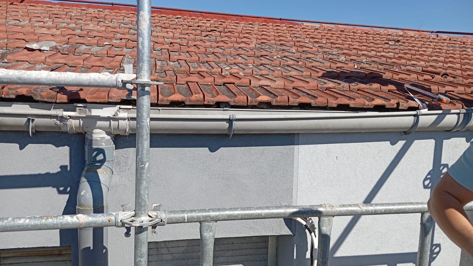 Tejas rotas y desplazadas